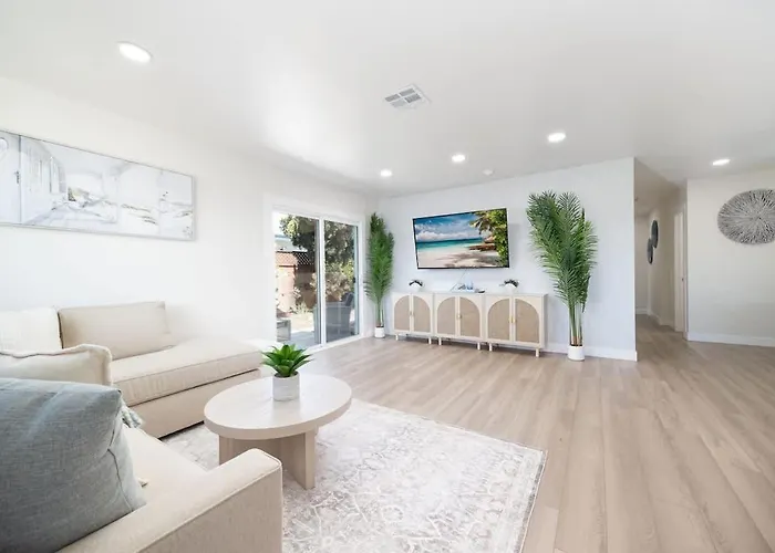 4 Miles To Beach Central And Newly Renovated
