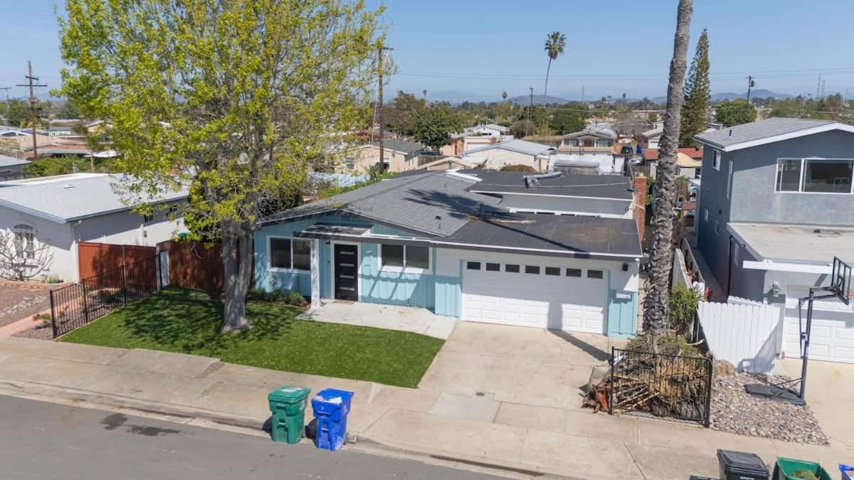 4 Miles To And Newly Renovated * San Diego