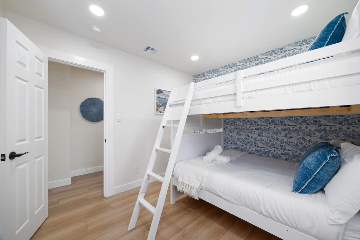 4 Miles To And Newly Renovated * San Diego