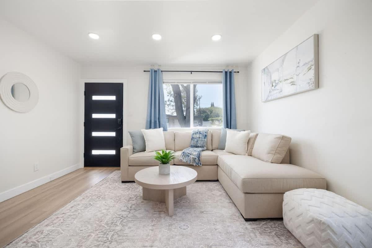 4 Miles To And Newly Renovated * San Diego
